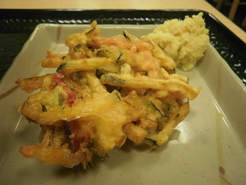 はなまるうどんの緑黄色かき揚げ