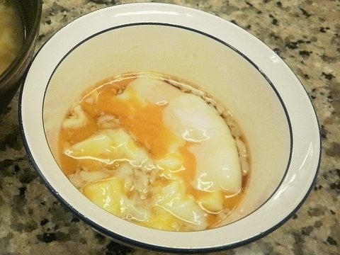 カルビソースを入れてかき混ぜた半熟玉子