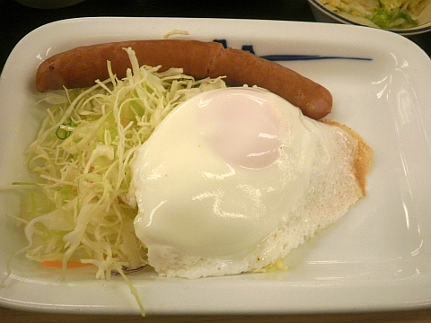 松屋のソーセージエッグ定食の目玉焼き