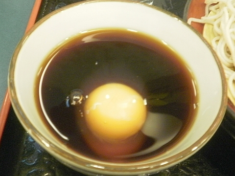 小諸そばのそばつゆに玉子