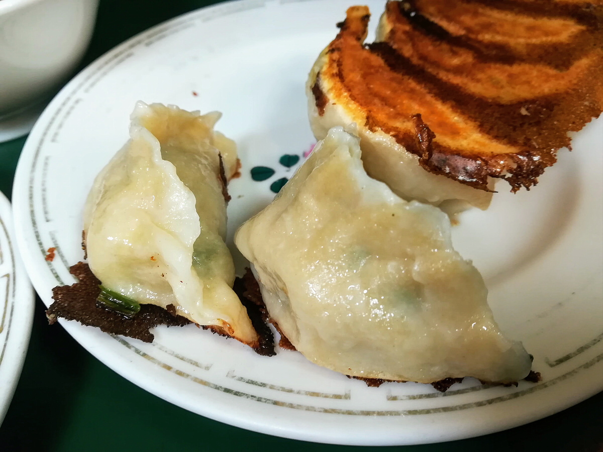 餃子の店 おけ以の餃子