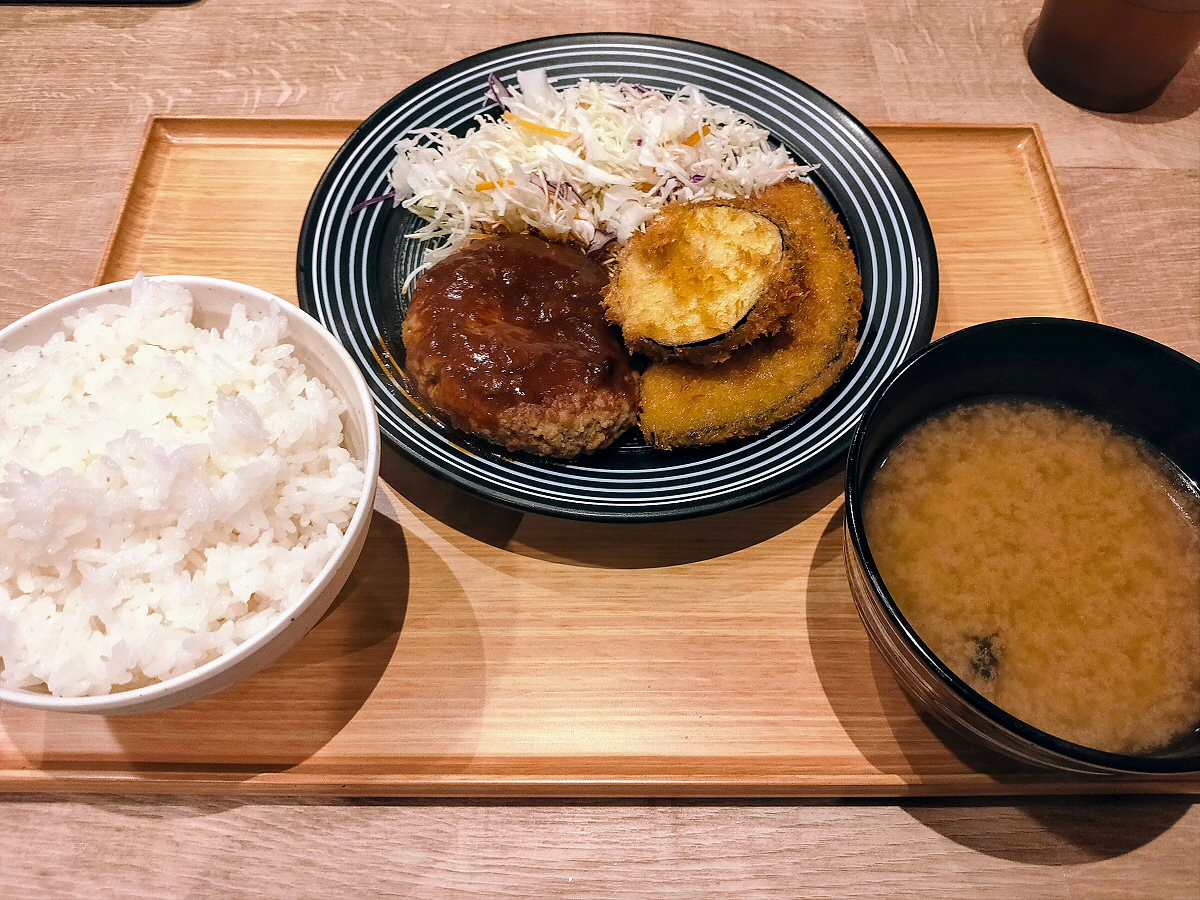 アゲルヤのハンバーグ定食