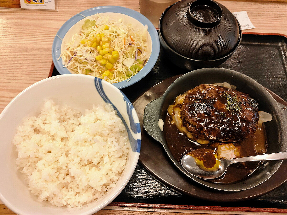 松屋の超粗挽きビーフハンバーグステーキ定食