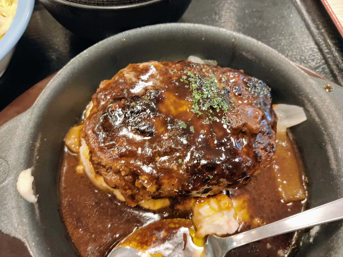 松屋の超粗挽きビーフハンバーグステーキ定食
