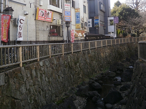 みの麺多の店舗裏手