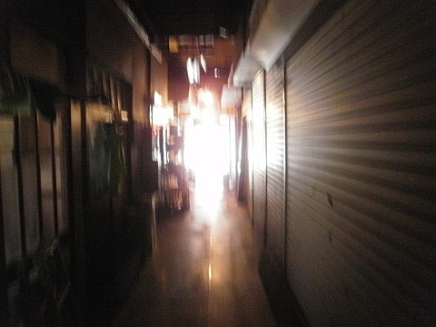 代々木会館の中のシャッターの降りた店舗