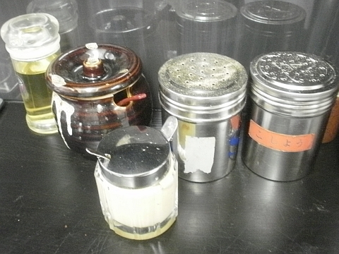 和楽大勝軒の卓上調味料