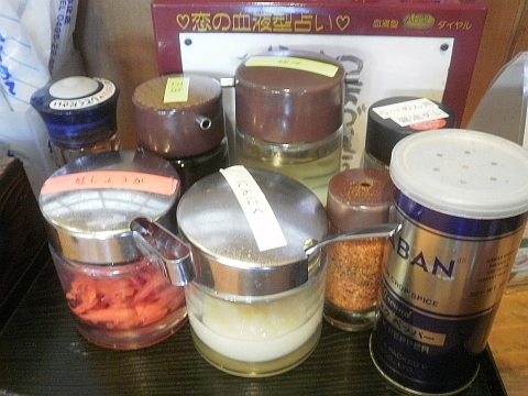 らーめん三峰の卓上調味料