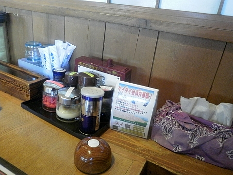 らーめん三峰の卓上